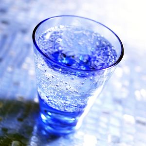 kuplivaa vettä sinisessä lasissa