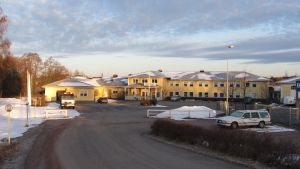 Strandhotellet heter numera Sea Front, det finns strax öster om utfarten till Pojoviksbron i Ekenäs. Hotell Seafront i Ekenäs.