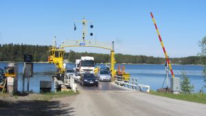 Cykelväg fram till Skåldöfärjan? Det önskar läsare. Bilar på väg mot Skåldö.