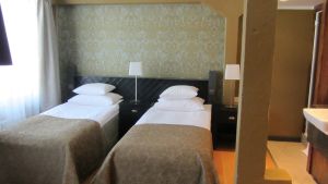 Det behövs fler hotellsängar för stora grupper. Ett hotelrum på Billnäs bruk.