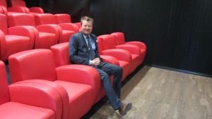 Olli Muurainen vill satsa på konferans- och hotellverksamhet och bygga ett nytt hotell med hundratals rum. Olli Muurainen i den gamla butikens auditorium.