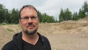 Esko Vuorinen är erfaren naturinventerare. På arkivbilden här handlade det om backsvalbon som hade förstörts vid ett sandtag i Karis. Esko Vuorinen
