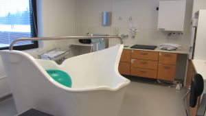 Alla hinner inte fram till bb i Lojo för att föda. Då kan en barnmorska rycka ut med akutvårdsenheten för att hjälpa mamman. Nya förlossningssalen vid Lojo sjukhus