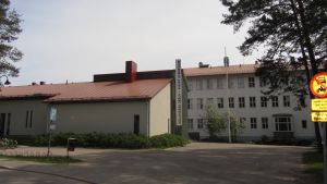 I den här byggnanden huserar i dag Källhagens skola och Virkby gymnasium. Källhagens skola och Virkby gymnasium i Lojo.