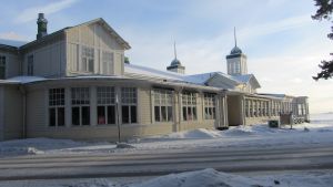 Landskapsmuseet anser att Casinos tillbygge högst får bli två våningar högt. Hangö Casinos fasad mot Appelgrensvägen.