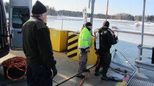 En dykare granskade skadorna på Pellingefärjan den 20 mars 2013. dykare på väg att undersöka pellingefärjans botten