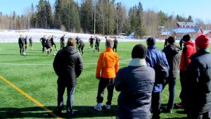Dyra fotbollstränare leder till högre kostnader för föräldrarna. Enligt FCK finns tränarna till som stöd för de föräldrar och tonåringar som frivilligt ställer upp för och tränar knattarna. Arkivbild. Fotboll