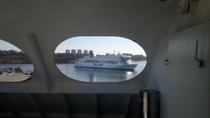 Marika Nöjd anser att polisens förslag är en omöjlighet i praktiken. Tallink-fartyg i Värtahamnen.