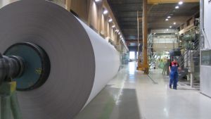 Förutom Hangö hamn kommer bland andra också pappersfabriken Sappi i Lojo att gagnas av att Hangö-Hyvingebanan elektrifieras. Sappis pappersfabrik i Lojo.