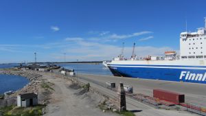 Finnlines är en stor aktör i Hangö hamn. Från Hangö kör Finnlines fartyg till Gdynia i Polen och Rostock i Tyskland flera gånger i veckan. Hangö hamn