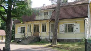 Biblioteksverksamheten i Bromarv upprätthålls av staden. Huset ägs däremot av föreningen Bromarf biblioteks vänner.