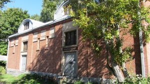 Kronomagasinet på Handelshamnens område skulle ha blivit granne med eller inhyst i köpcentrumet. Kronomagasinet i Ekenäs