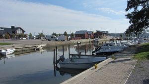 Förslaget är att båtar i framtiden inte ska sjösättas från torgsidan vid småbåtshamnen. Torget ligger till vänster om ån på bilden. Ingå småbåtshamn