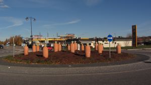 Man har diskuterat en rondell, men man skrinlade de planerna eftersom det skulle bromsa upp trafiken och inte behövs. Konst i Nickby