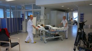 En sjukskötare och en närvårdare samarbetar vid den geriatriska polikliniken
