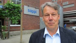 Fabrikschef Martti Savelainen på pappersfabriken Sappi i Lojo säger att man inte hade en plan för vad man ska göra om en pandemi slår till. Men nu dokumenterar fabriken det som görs, så att man har det som underlag när det behövs nästa gång. Martti Savelainen