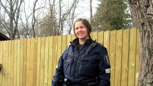Camilla Fri-Bergström vid Raseborgspolisen. Äldre konstapel Camilla Fri-Bergström är en av de poliser som nu skriver inlägg på facebook.