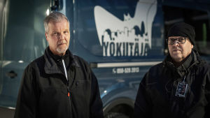 Kuvassa Vesa Timberg ja Tuomas Iso-Ilomäki seisovat VVA:n Yökiitäjä -auton edessä.