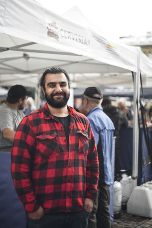 Pushkin Hama har kommit till Helsingfors ända från Norge för att delta i festivalen. Pushkin Hama står framför ett tält med texten "Cervisiam". Det är namnet på hans norska bryggeri, som deltog i Craft Beer Heslinki 2018.