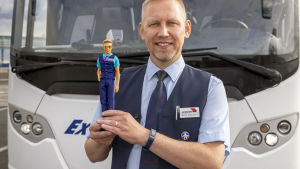 Bussinkuljettaja Mats Karlsson pitelee hänestä tehtyä Ken-nukkea käsissään.