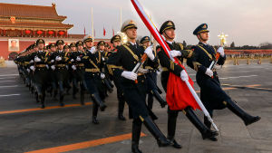 Kiinan armeijan sotilaat marssivat rivissä.