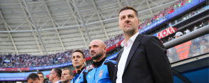 Mladen Krstajic varm i kläderna efter seger i premiären. Mladen Krstajic vid bänken för Serbien.