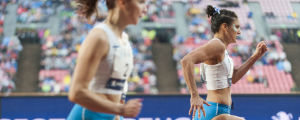 Nooralotta Neziri och Reetta Hurske kämpar om OS-platser på 100 meter häck. Nooralotta Neziri är sprinterlöpare.