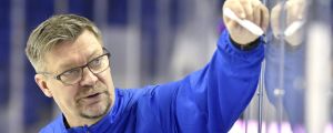 Jukka Jalonen kartar upp planerna för resten av VM, USA väntar redan på måndag. Jukka Jalonen ritar på en tavla