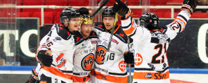 Tommi Tikka, Petri Kontiola, Markus Nenonen och Jere Innala firar HPK:s 3–2-ledningsmål. Tommi Tikka, Petri Kontiola, Markus Nenonen och Jere Innala firar HPK:s 3–2-ledningsmål.
