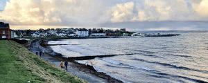 Utsikten framför Jane Morrice hus i Bangor. Vy över den mest kända strandpromenaden i den nordirländska semesterorten Bangor.