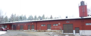 Kommunens reningsverk finns i Joddböle. Bilden är från 2012. En lång låg röd byggnad.En bil står parkerad utanför. Grått vinterväder, lite snö.