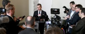 Petteri Orpo möter pressen i riksdagshuset. Petteri Orpo under en pressträff.