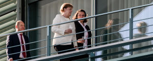 De två kvinnorna som leder Tyskland: evighetsmaskinen Merkel och SPD:s första kvinnliga ordförande Andrea Nahles. Angela Merkel i diskussion med Andrea Nahles.