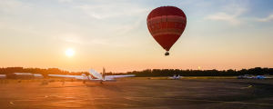Ballongen landade på landningsbanans kant. En ballong landar på Malms flygplats. I bakgrunden solnedgång.