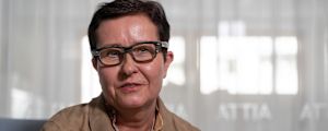 "Vi pratar inte ens om inneluftsproblem", säger Hekas vd Jaana Närö. En kvinna är inne i ett mötesrum. Hon ser nöjd ut och ser in i kameran.