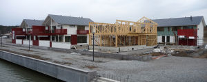 Hus på granntomten byggdes 2010. Byggprojekt på Kyrksundsstranden i Pargas.
