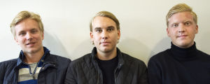Abiturienterna Andrej Åminne, Victor Laitila och Patrik Koskinen. Tre vita killar mot en vit vägg.