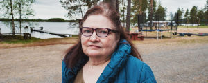 Salme Uusitalo on toiminut pitkään yrittäjänä leirintäalueella Valkeisen järven rannalla. Yrittäjä Salme Uusitalo kuvattuna Valkeisen järven rannalla, taustalla leirintäalueen reunaa ja järvi.