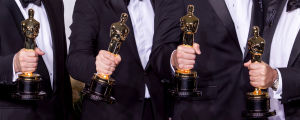 Neljä miestä oscar-patsaat käsissään