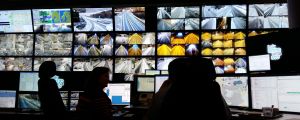 Två trafikoperatörer tittar på några av de 100 datorskärmar med vilka trafiken övervakas.
