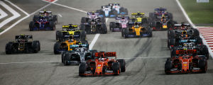 Vettel och Leclerc höll positionerna från start. Starten i Bahrain, röda bilar i täten.