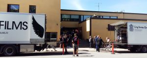 Filminspelning vid T-talo i Åbo. Lastbilar och människor väntar på en filminspelning vid T-talo i Åbo.