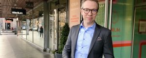 Markus Lindqvist står framför bankkontor.