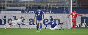 Schalkebacken Juan Miranda (nummer 3) styr in bollen i eget mål. Schalkebacken Juan Miranda (nummer 3) styr in bollen i eget mål.
