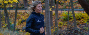 Bäcklund har endast sprungit fyra maratonlopp i karriären, varav tre under de senaste dryga sju månaderna. Johanna Bäcklund löper i skogen.