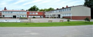 Transporten till Ekenäs högstadieskola gör att det är svårt att ändra klockslaget för när dagen börjar. Ekenäs högstadieskola.
