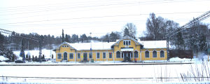 Det är en bra sak att turister kan komma till Raseborg och Hangö med tåg, konstaterar turistchefen i Raseborg. Ett gult trähus som är järnvägsstationen i Karis.