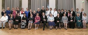 Republikens president har fått finsällskap. Belönade mödrar uppställda för fotografering tillsammans med president Sauli Niinistö