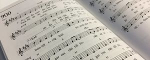 Sida ur nya Psalmbokstillägget där psalm 900 Jesus du som älskar oss är uppslagen.