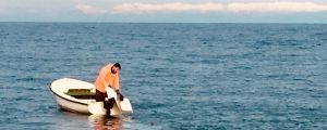 En fiskare från Savudrija lägger ut sina nät. En kroatisk fiskare lägger ut nät från sin lilla båt.